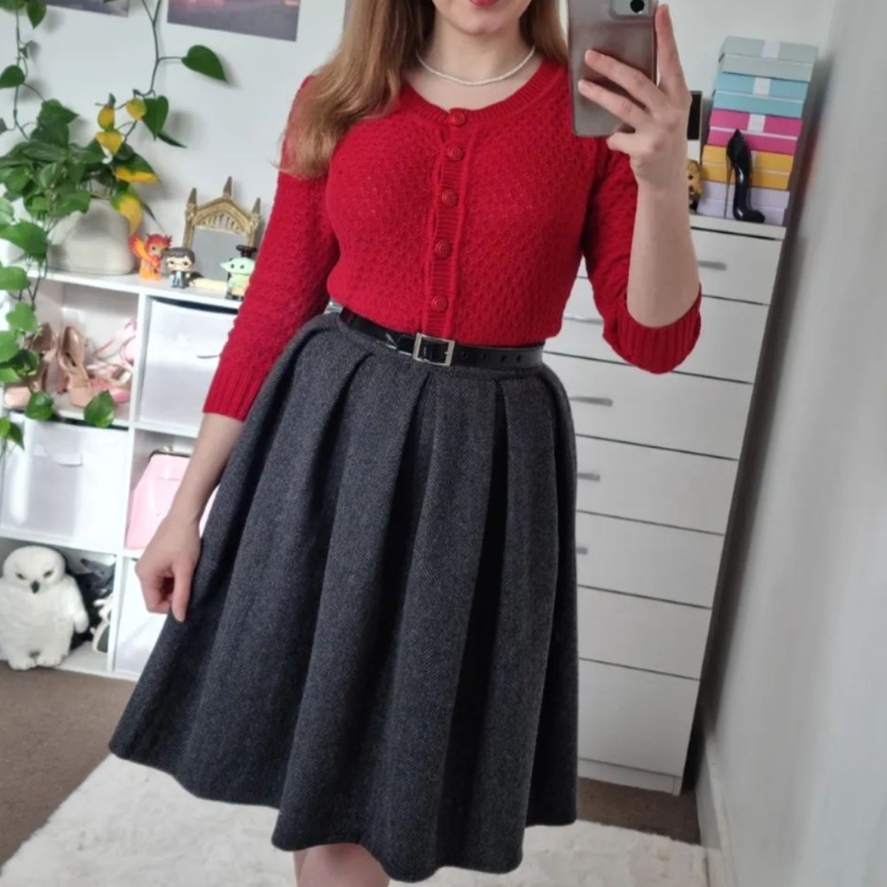 Chicwish pleated wool skirt. 

Waist 29”

Length 23.5”

US size 6